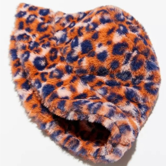 NWT UO Knox Printed Faux Fur Bucket Hat - Picture 2 of 4
